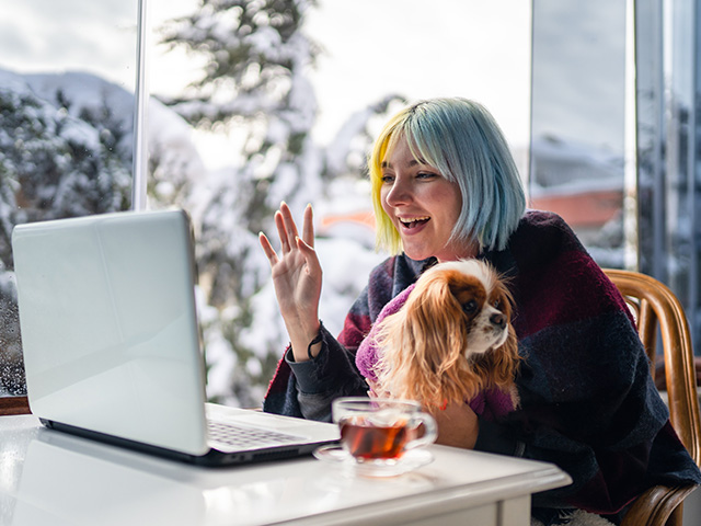 Online-Schülerin mit Hund in der High School